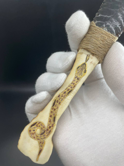 Обсидиановый нож с рукояткой из рога оленя с рисунком змеи 18 см