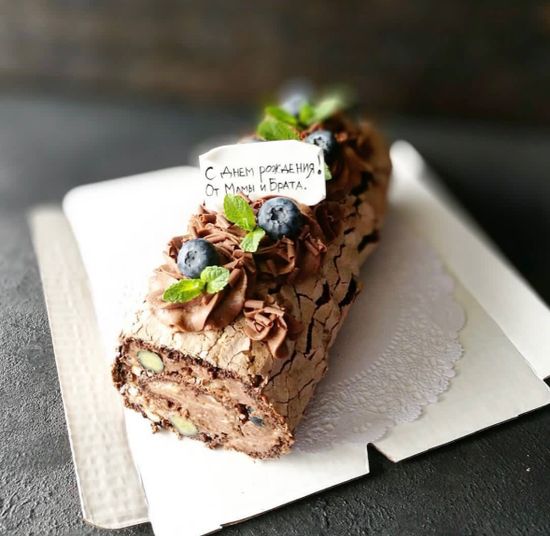 Шоколадный меренговый рулет с фундуком и голубикой