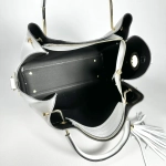 Женская белая сумка из натуральной кожи с металлическими ручками