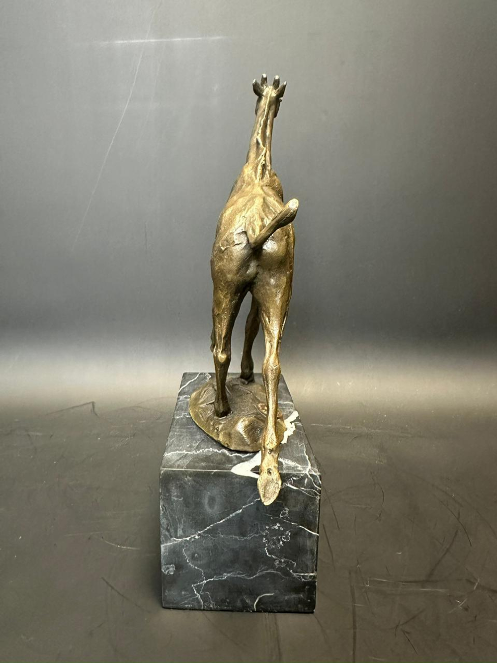 Бронзовая статуэтка «Жираф на постаменте»