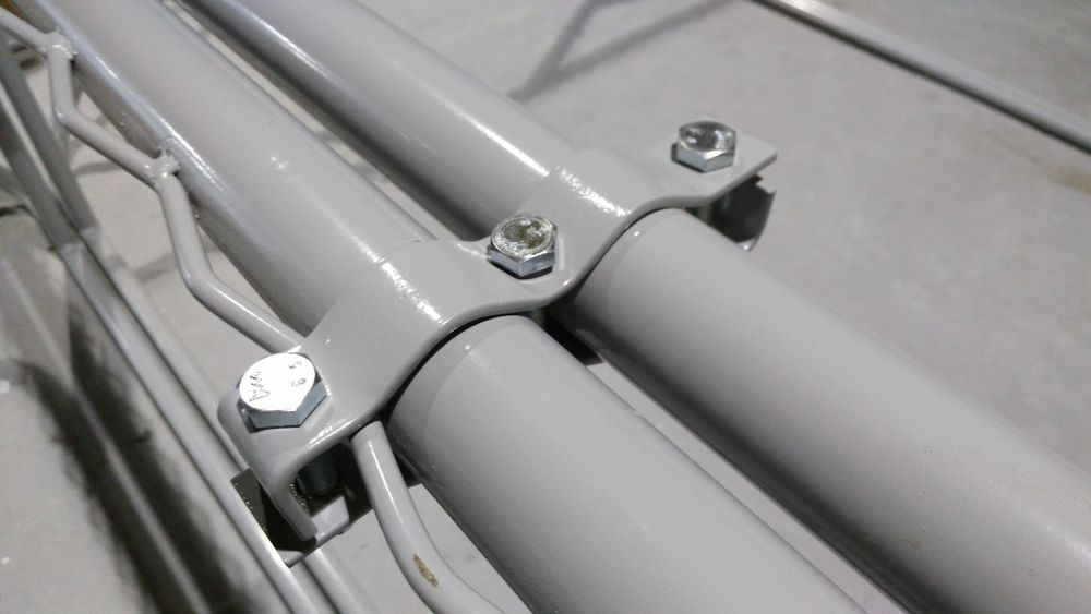 Соединение модулей хомутами батутной арены "ЗВЕЗДА"