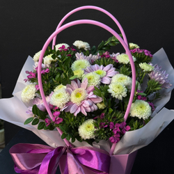 Сумочка с хризантемами и сортовой гвоздикой в зелени