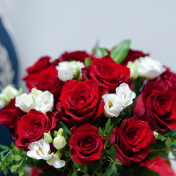 Шляпная коробка с розой и лизиантусом