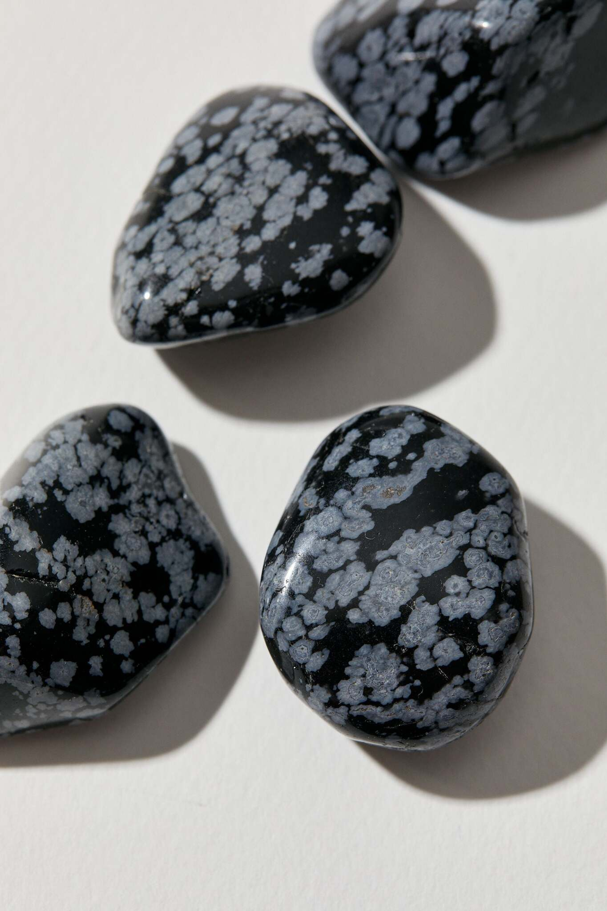 Снежный обсидиан галтовка