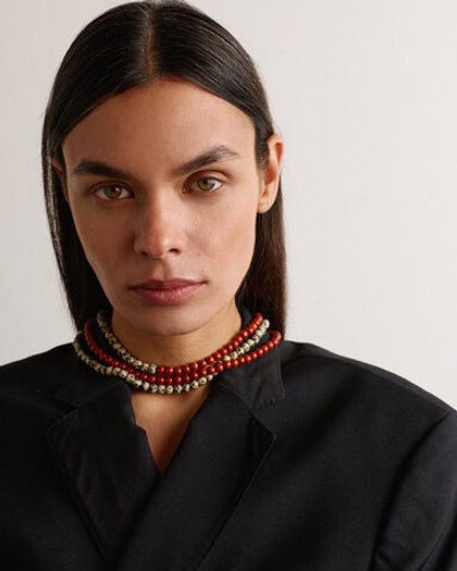 Нить из долматиновой и красной яшмы