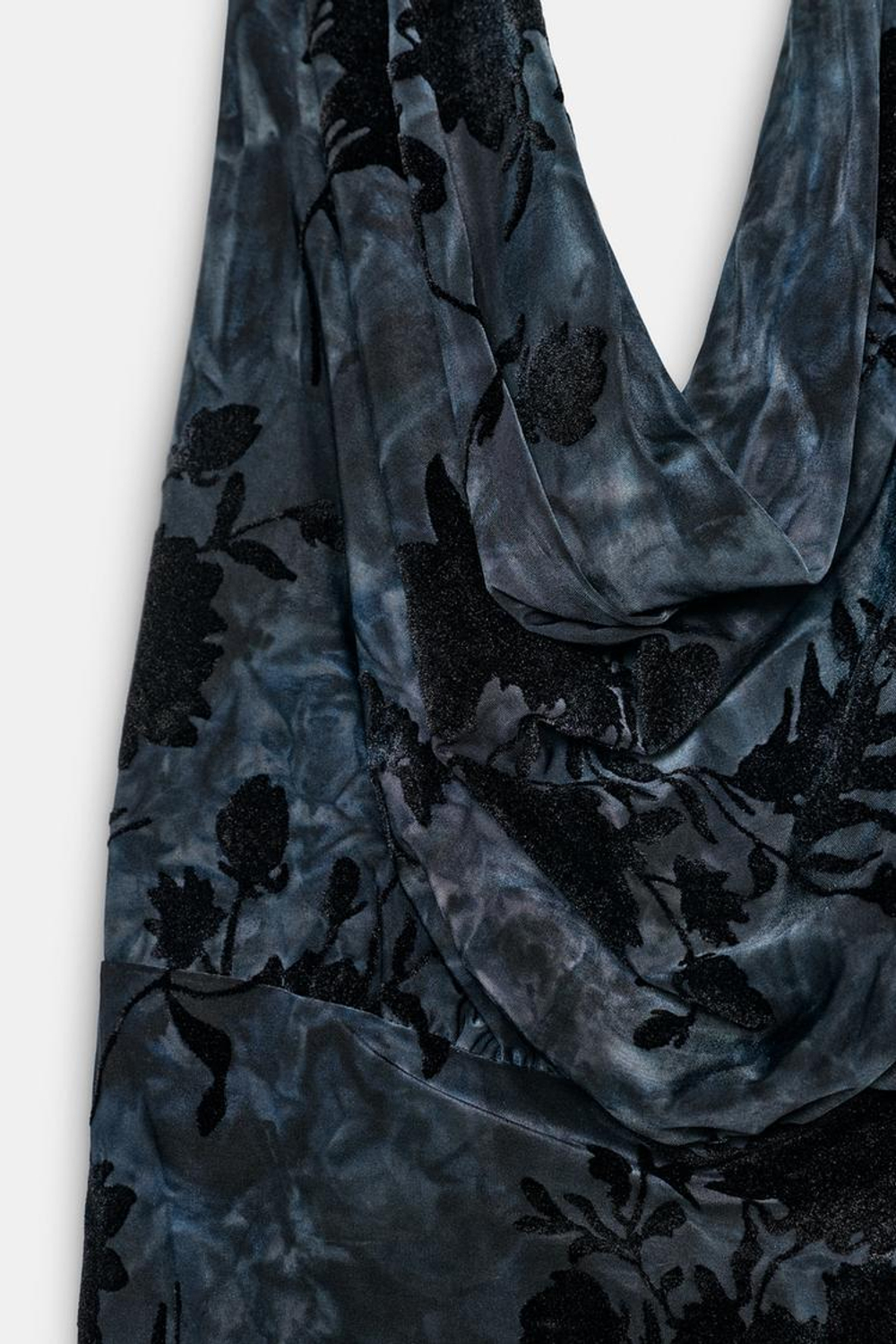 ZARA ПЛАТЬЕ С ГОРЛОВИНОЙ ХАЛТЕР И ФЛОКИРОВАННЫМ УЗОРОМ, СИНИЙ