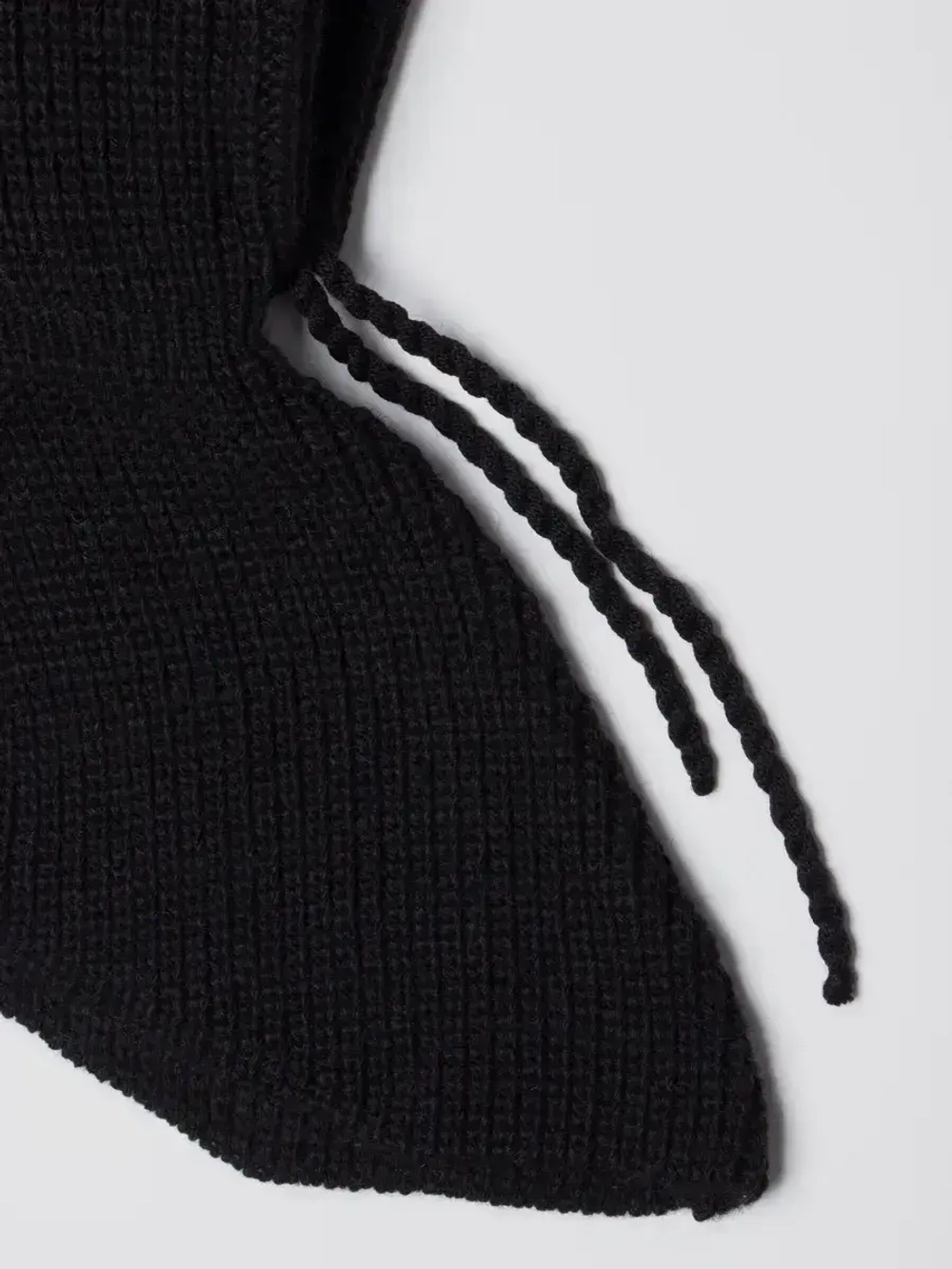 Капор женский вязаный черный