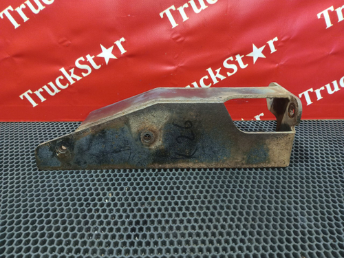 Кронштейн подножки левый 2017г