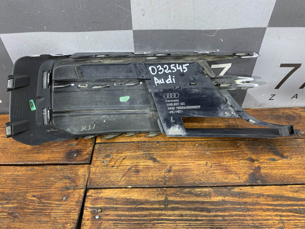 Решетка переднего бампера левая Audi A8 (D5) 17-нв Б/У Оригинал 4N0807679A
