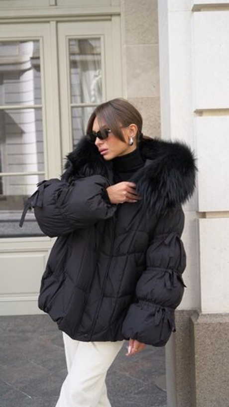 Черный пуховик с мехом енота и завязками на рукавах