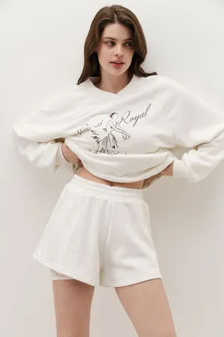 Шорты из футера укороченные сбоку кремового цвета