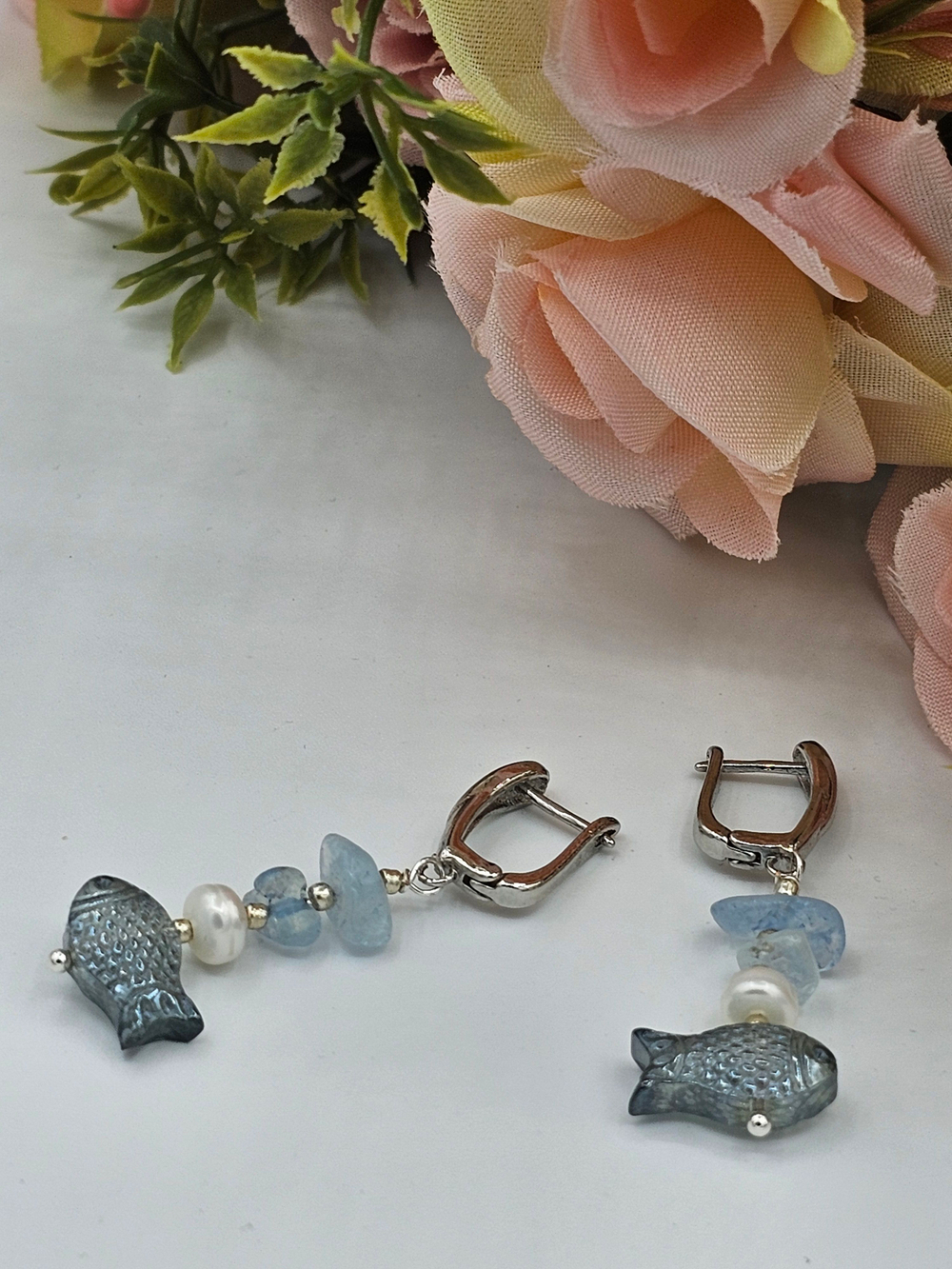 Серьги из натуральных камней "Рыбки", ручная работа, гипоаллергеновый материал