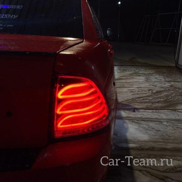 Задние светодиодные фонари в стиле Mercedes AMG на Лада Приора, красные (лев., правый)