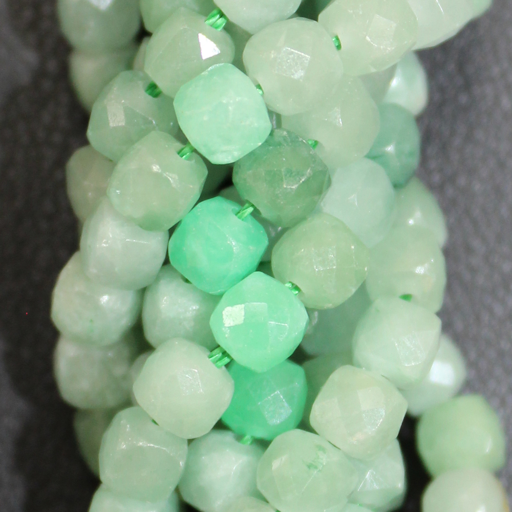 Нефрит куб юв 4мм