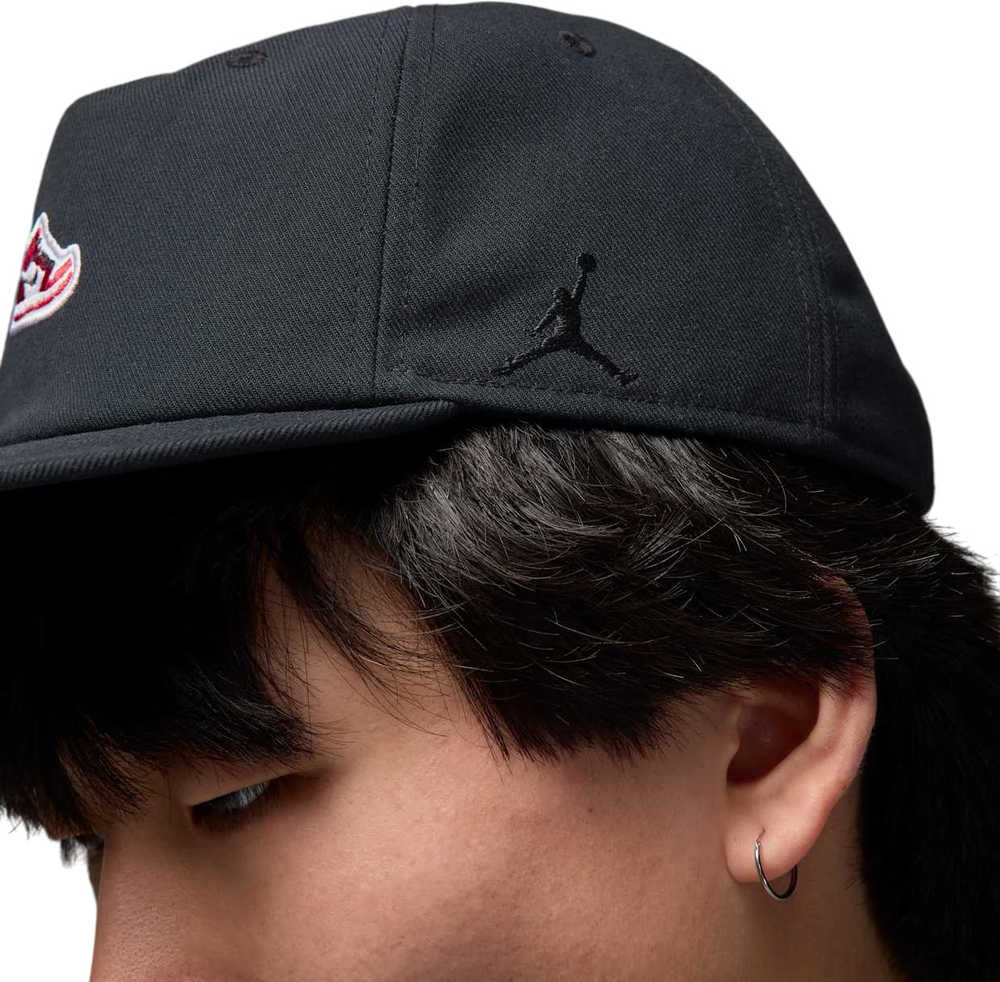 HV1169-010 Кепка U J PRO CAP S FB BR SNKR PTCH