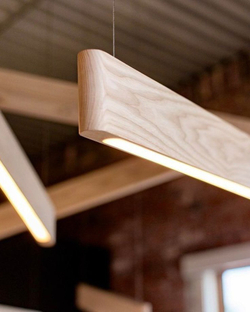 Продолговатые деревянные люстры в двух оттенках