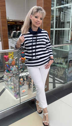 Бело-синий блузон-толстовка в полоску