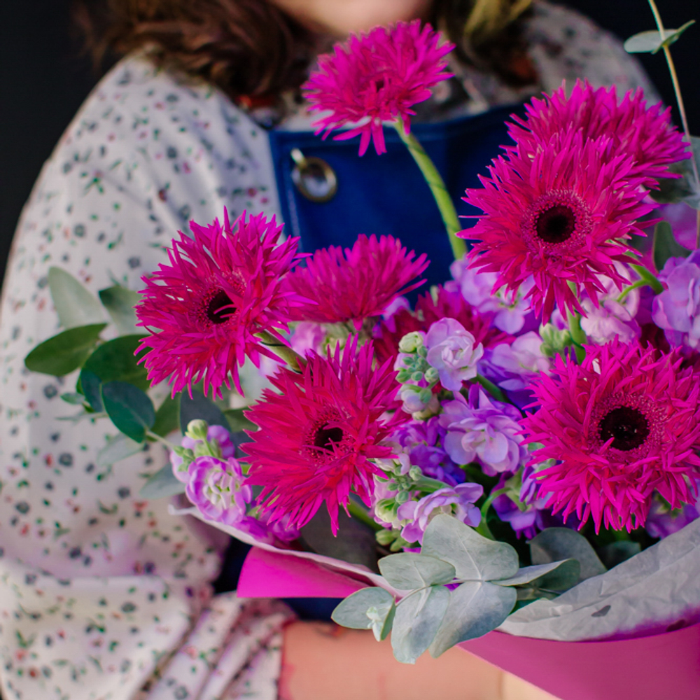 27. Современный яркий букет с гермини и маттиолой