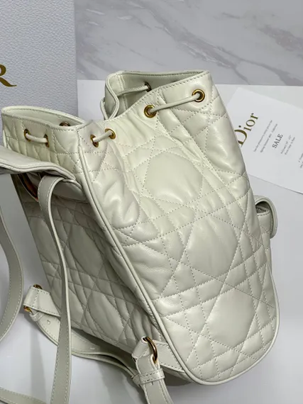 Рюкзак Dior Caro белый, модель среднего формата