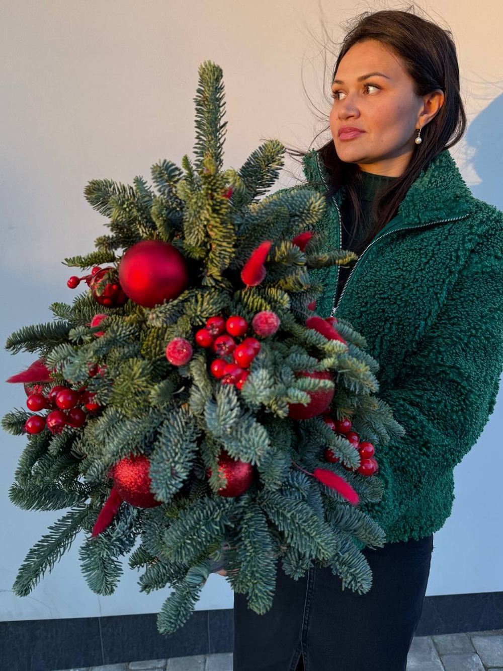 Елочка из нобилиса с красным декором