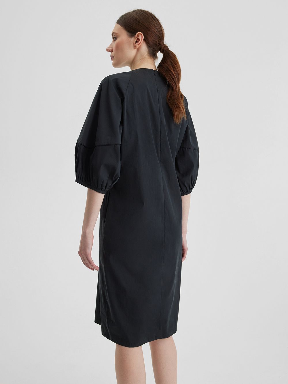 Платье черного цвета с отделкой кантом