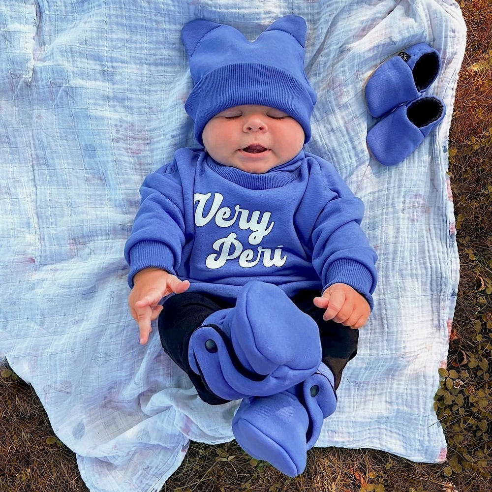 Свитшот Very Peri чёрного цвета с текстом