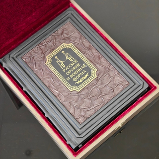 Книга "Русское оружие и военная форма. 1000 лет истории" в переплете из натуральной кожи в футляре