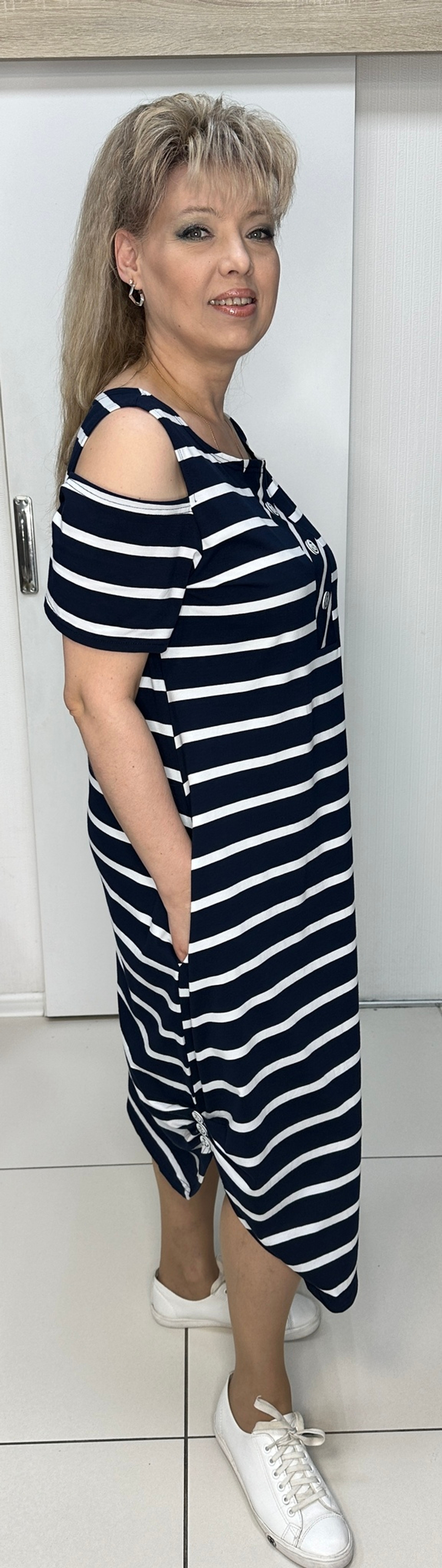 Трикотажное платье в полоску с вынутыми плечиками на большие размеры