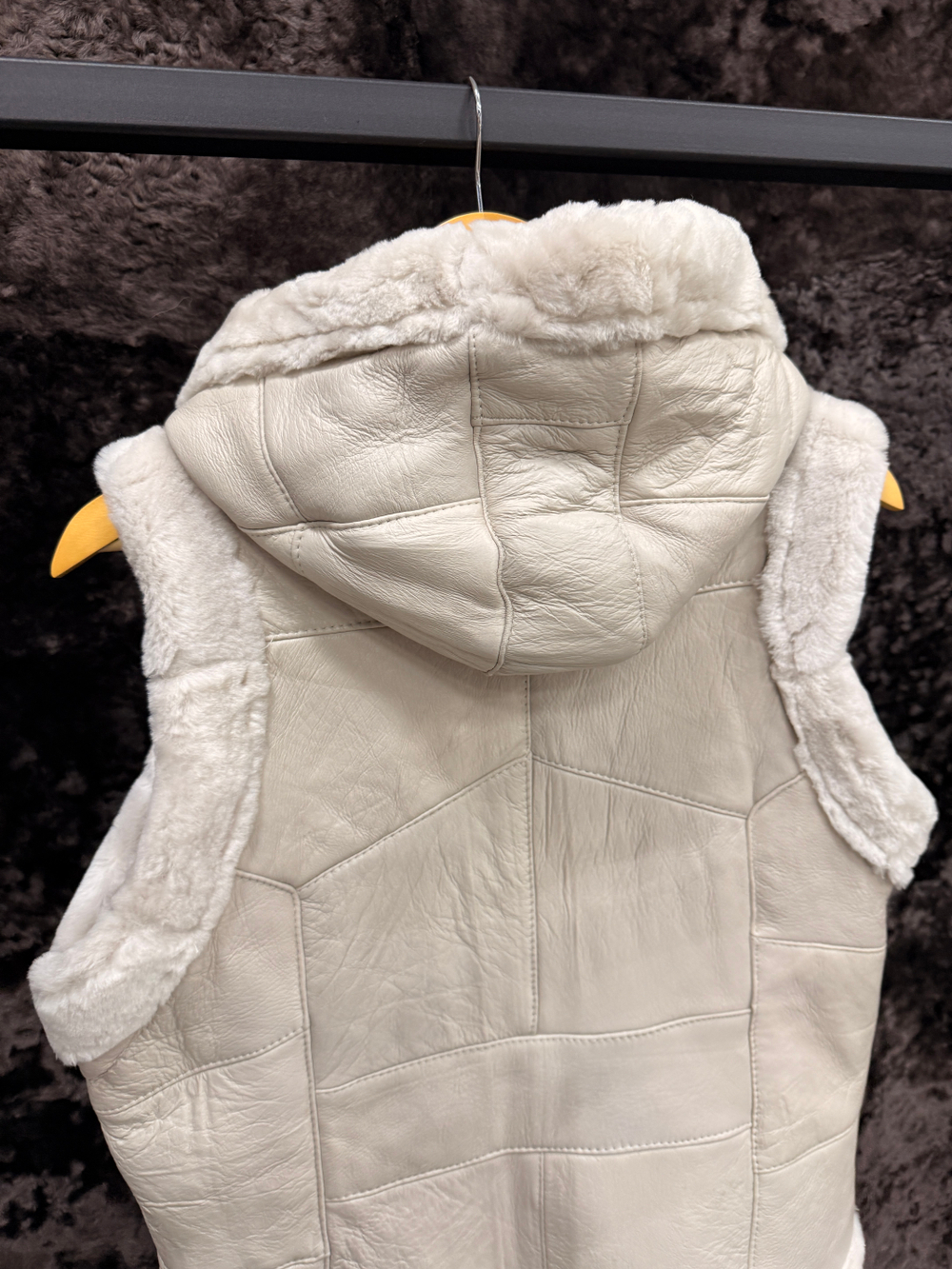 Жилет из натуральной овчины. С капюшоном, 48 Размер