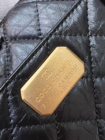 Черная стеганая сумка Chanel из состаренной телячьей кожи