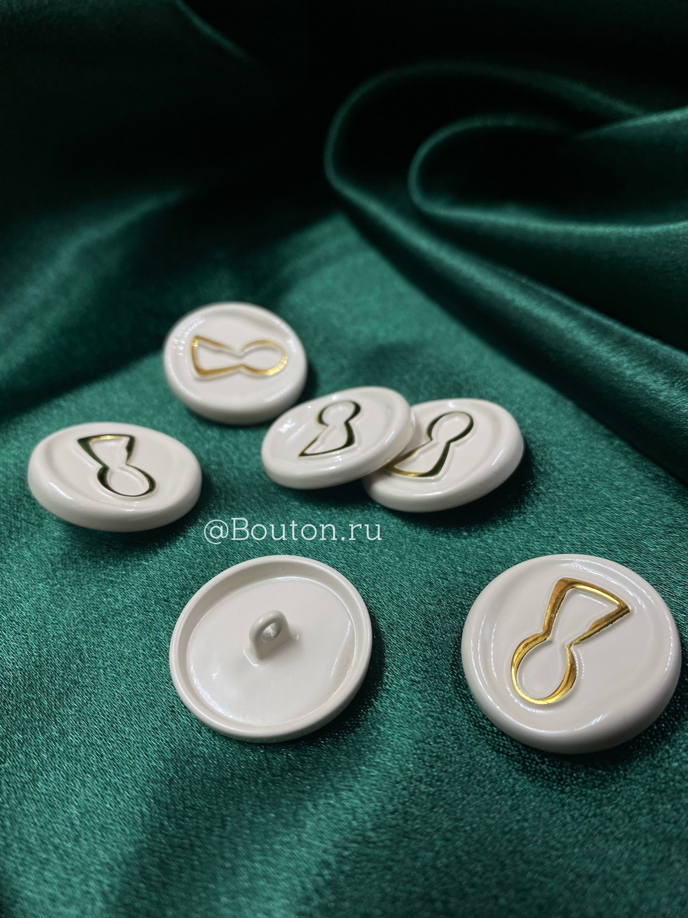 Пуговицы Скиапар. глянцевая золотистая "Замочная скважина" кремово-бежевая эмаль