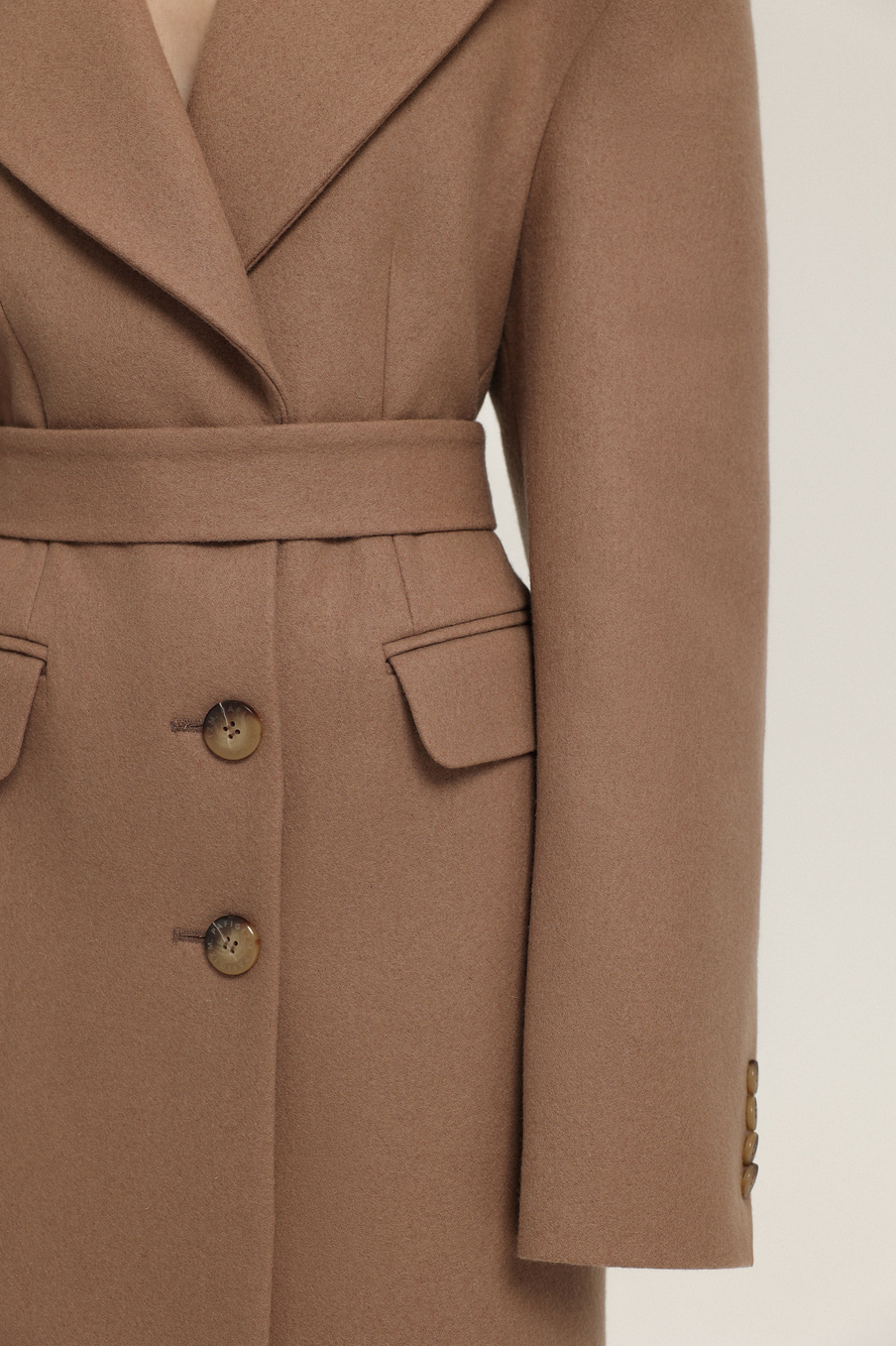Пальто приталенного силуэта