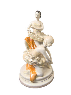 Фарфоровая статуэтка "Балерины перед выступлением" Славянск