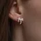 Серьги-пусеты Бантик асимметричный из серебра 925 пробы, главное фото