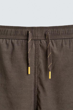 ZARA ПЛАВКИ ИЗ ТЕХНИЧЕСКОЙ ТКАНИ С ЭФФЕКТОМ ПОТЕРТОСТИ, КОРИЧНЕВЫЙ