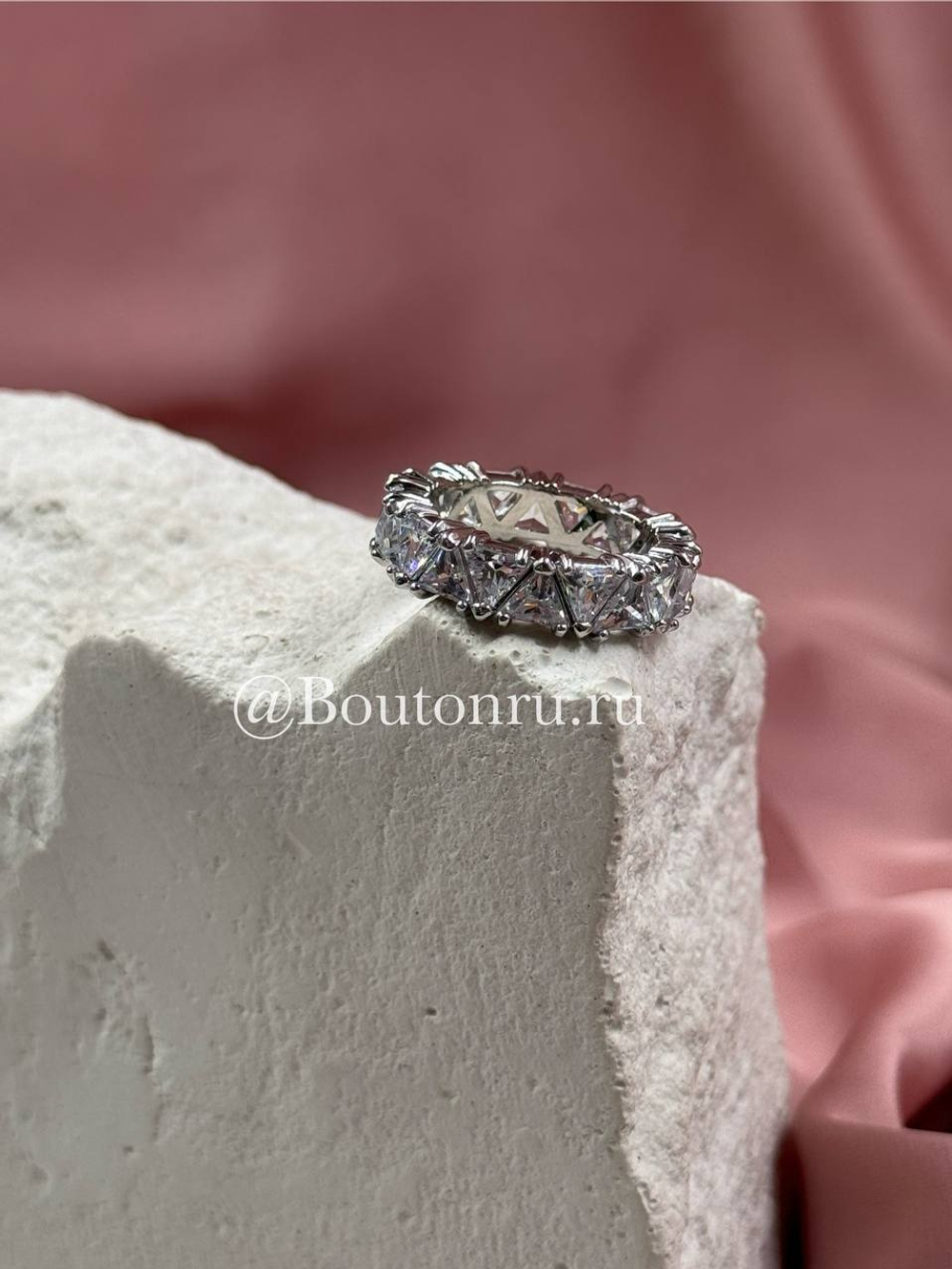 Кольцо серебристое с крупными камнями цирконами в форме треугольников