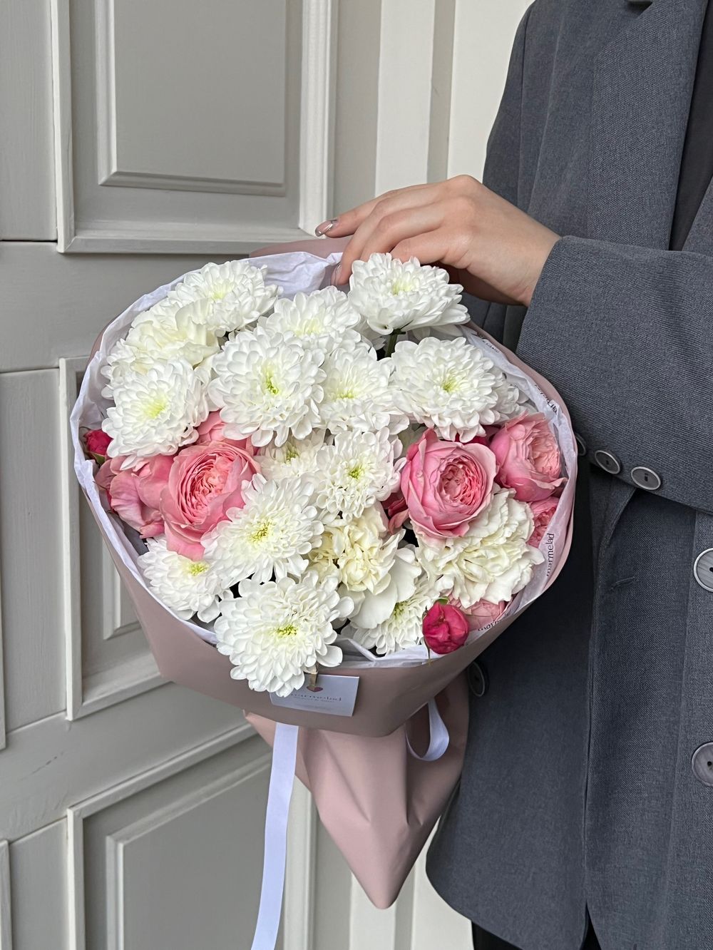 Букет из хризантемы, яркой пионовидной розы и диантусов в белом оттенке