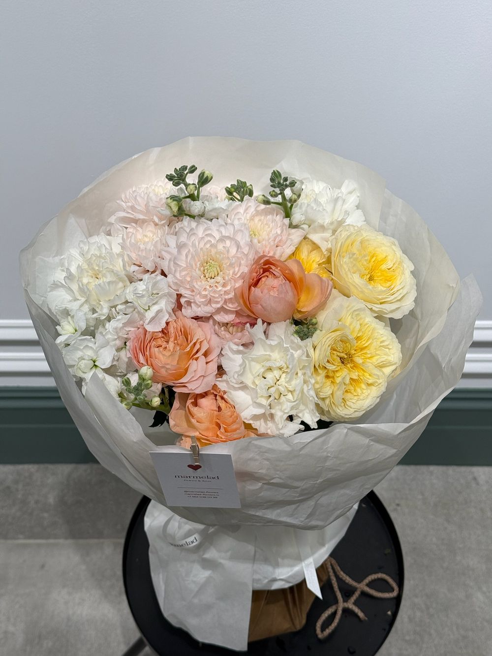 Сборный букет из кустовой пионовидной розы, маттиолы, диантусов и хризантемы