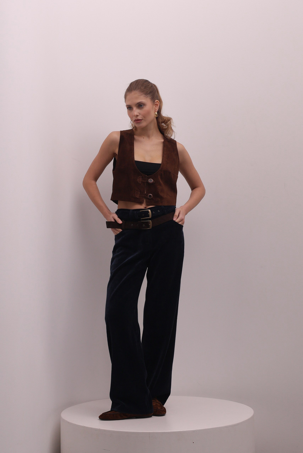 Брюки из вельвета с двойным ремнем