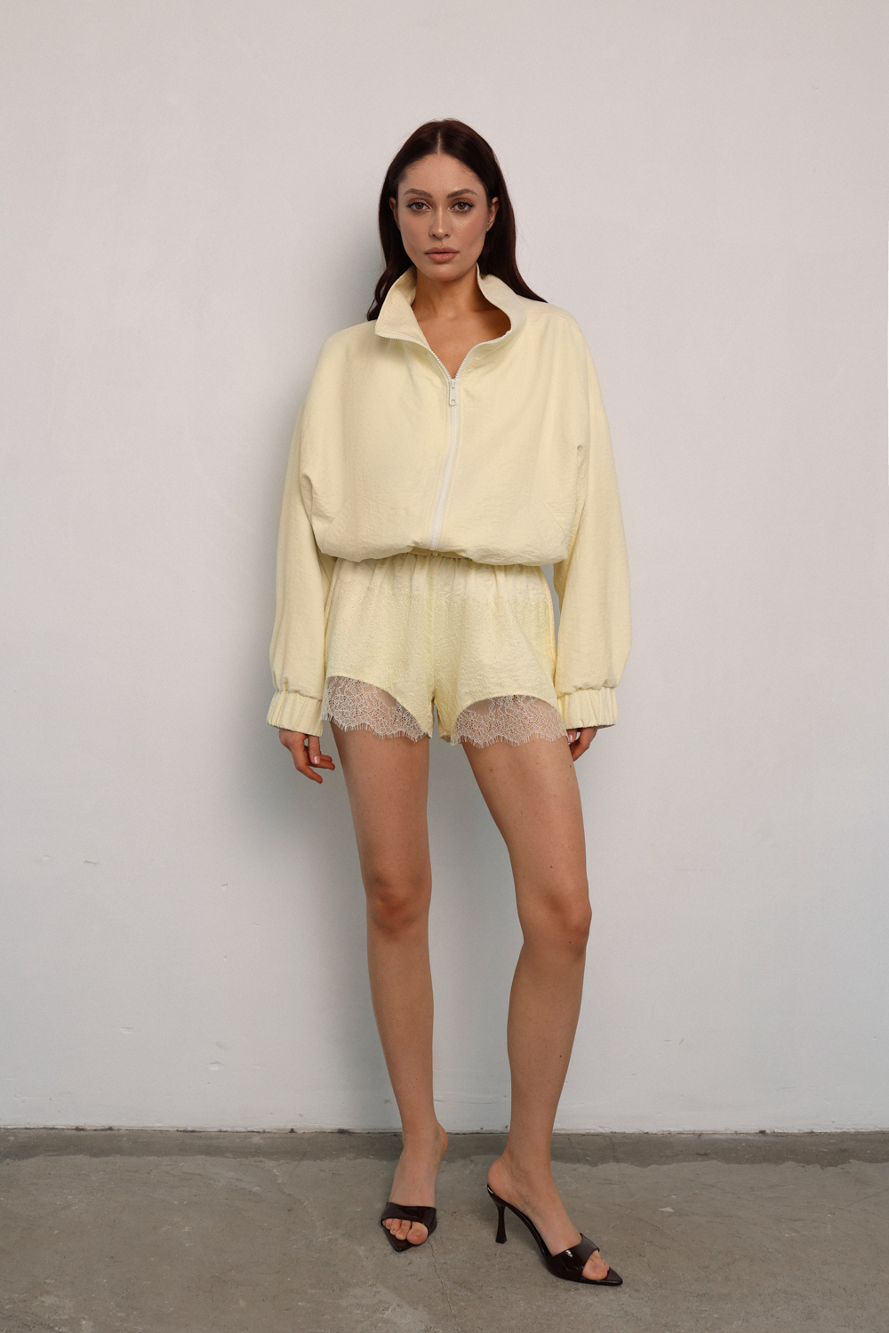 Комплект бельевой с кружевом лимонный