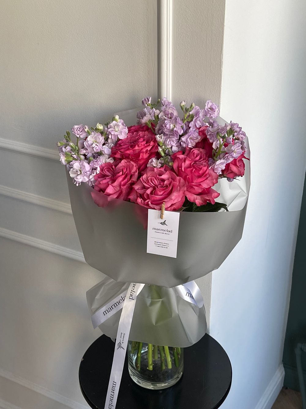 Букет из одноголовой кудрявой розы Кантри и кустовой ароматной маттиолы