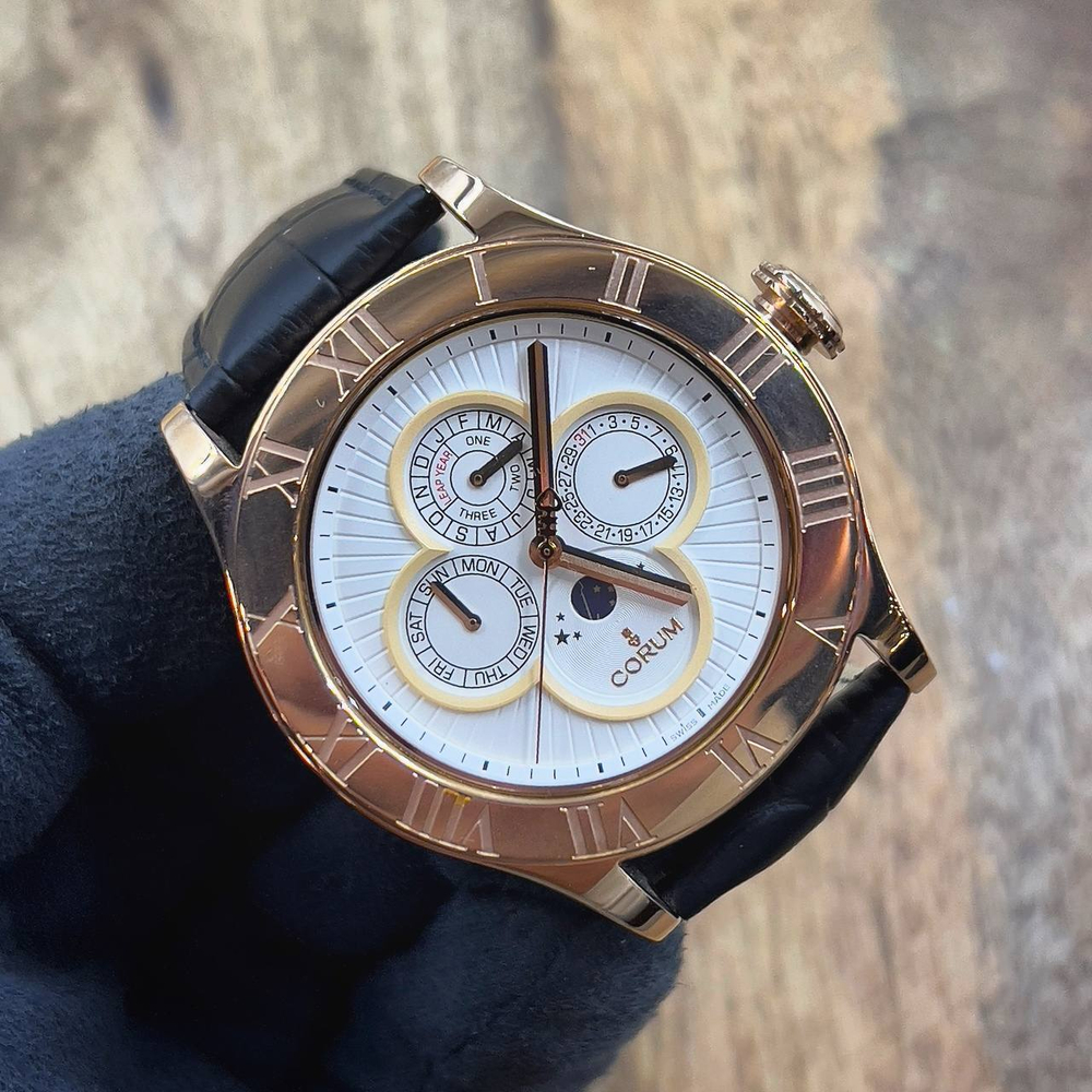 Часы Corum