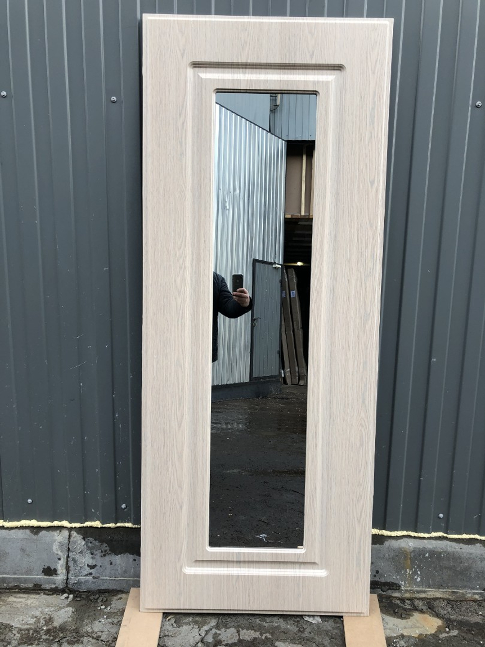 Входная металлическая дверь с зеркалом RеX (РЕКС) 15 Чешуя кварц черный, фурнитура хром / зеркало ФЛЗ-120 Беленый дуб