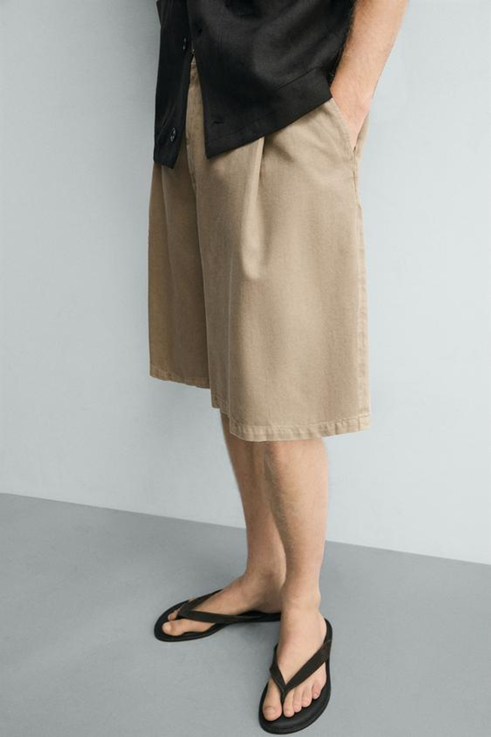 ZARA ШОРТЫ RELAXED FIT СО СКЛАДКАМИ, БЕЖЕВЫЙ