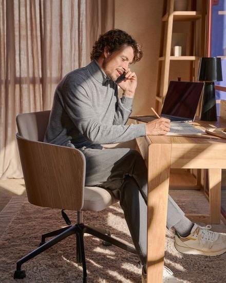 Madai Офисный стул из бежевой синели и ясеневого шпона с натуральной отделкой