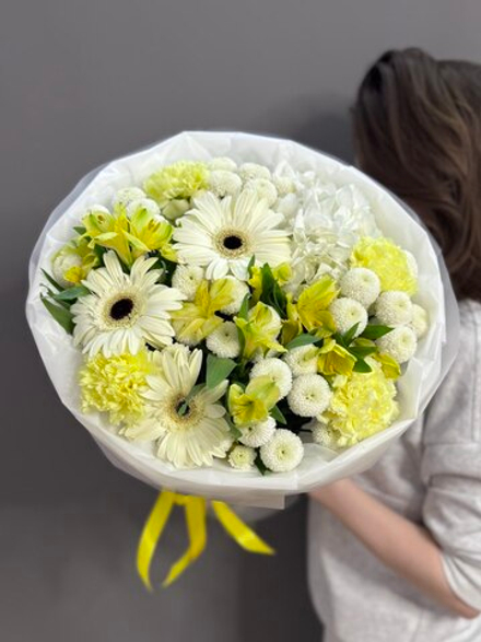Авторский букет в бело-желтой гамме
