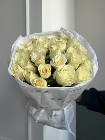 Букет из белой розы (50см) 25 шт в оформлении