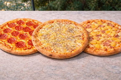 Три пиццы ( пепперони, четыри сыра, гавайская)