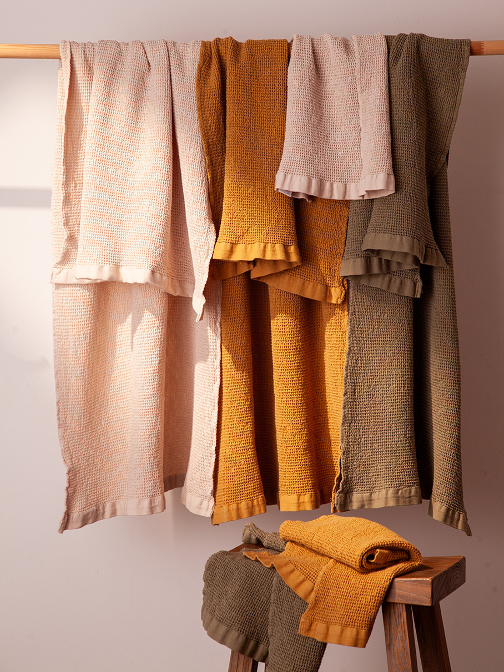 Полотенце для рук из умягченной вафли цвета охры из коллекции essential, 50x90 см