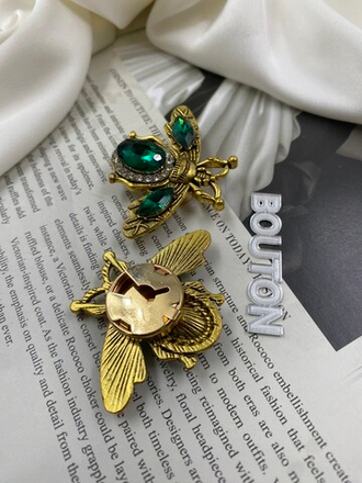 Накладка на пуговицу золотистая бронза "Жук" с зелеными стразами